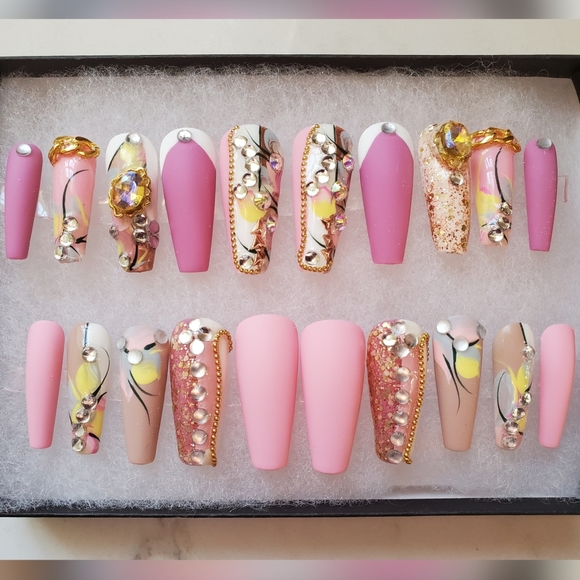 Luxurious press-on Nails - Picture 5 of 16